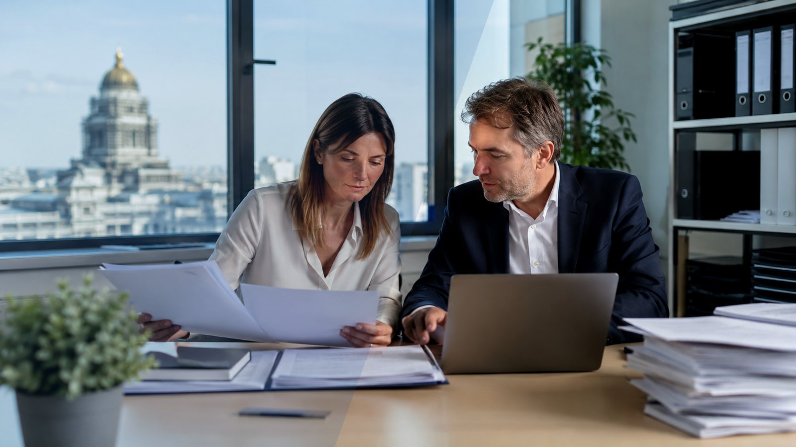 Professionnels analysant des documents dans un bureau